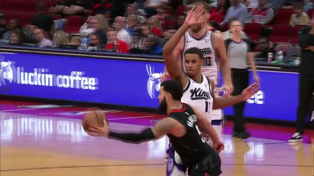 如入无人之境！范弗利特无视三人围堵夹缝妙传助攻小史密斯空切重扣