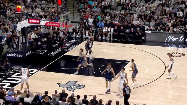 NBA：瓦塞尔快攻单手滑翔劈扣点燃全场