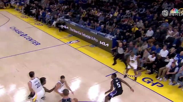 NBA：这都能进！库里无视多人防守打板三分