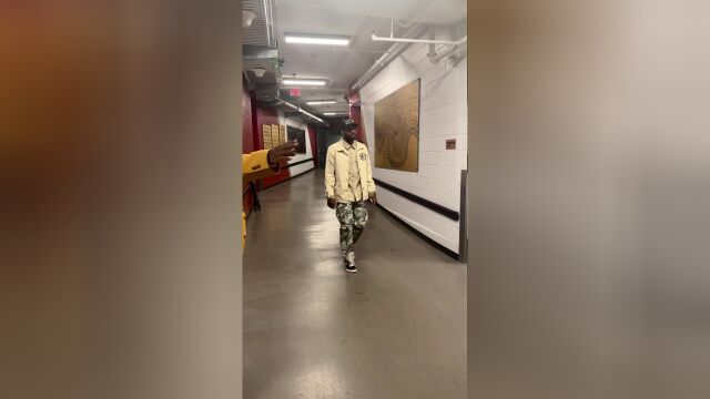 曾经的两位状元抵达球馆 胖虎你这步伐属实有些六亲不认了