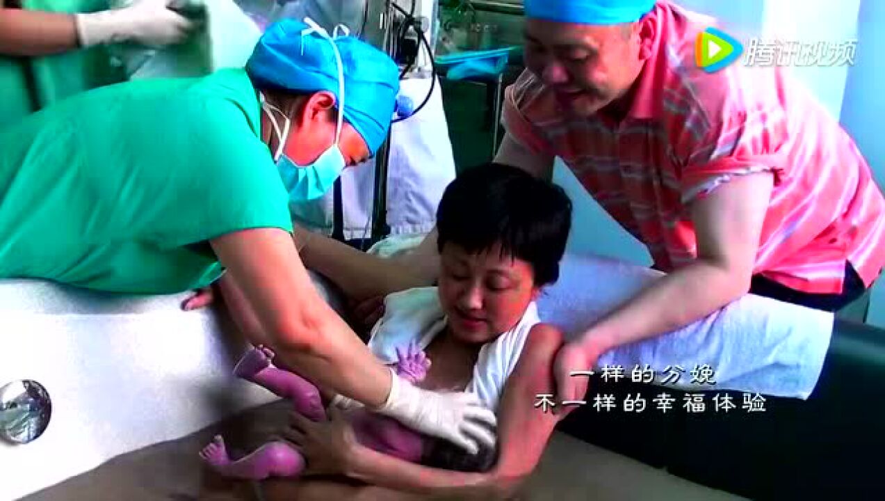直击孕妇化身“美人鱼”水中分娩全程_高清