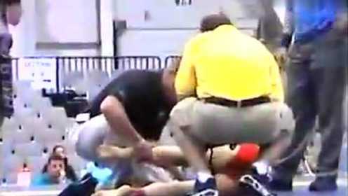 女子摔跤比赛出现意外，犯规动作导致断腿惨剧