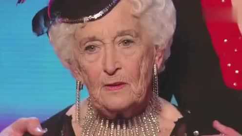 #最佳表演现场#英国达人现场最严厉的Simon按下了淘汰键后被一个八十岁的老太太的舞