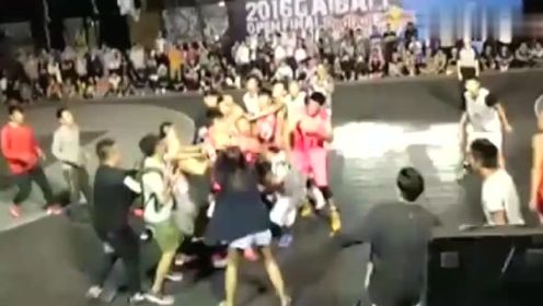 “街球王”吴悠云南昆明群殴 完整视频记录！