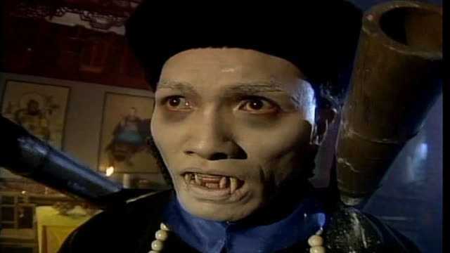 僵尸王玄魁为了人类小孩闯入居民家中,被林正英暴打