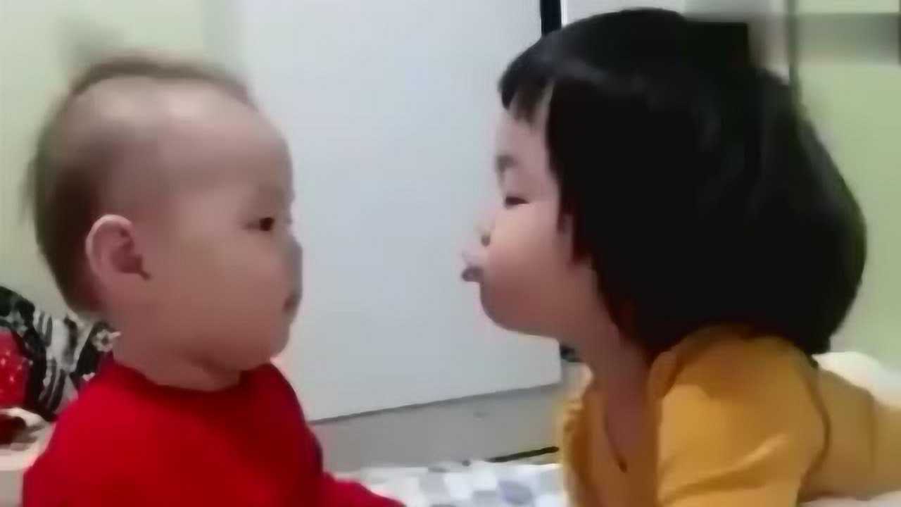 姐姐想亲吻弟弟，可弟弟这表情，把爸妈都乐坏啦_高清