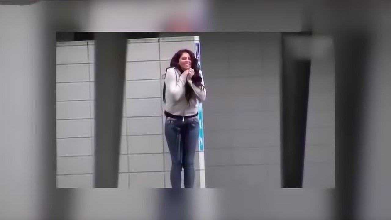 美女尿急实在憋不住了,解决方法真囧_腾讯视频
