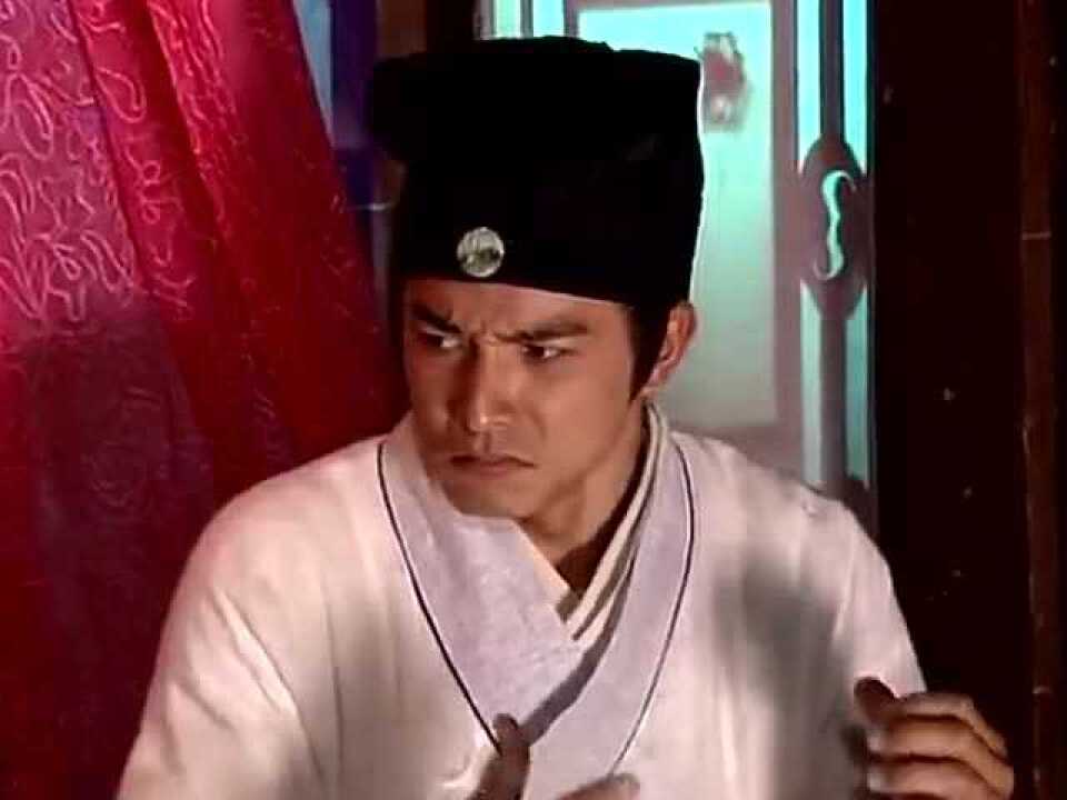 坏小孩给美女下药，没想到居然“现出原形”！_高清