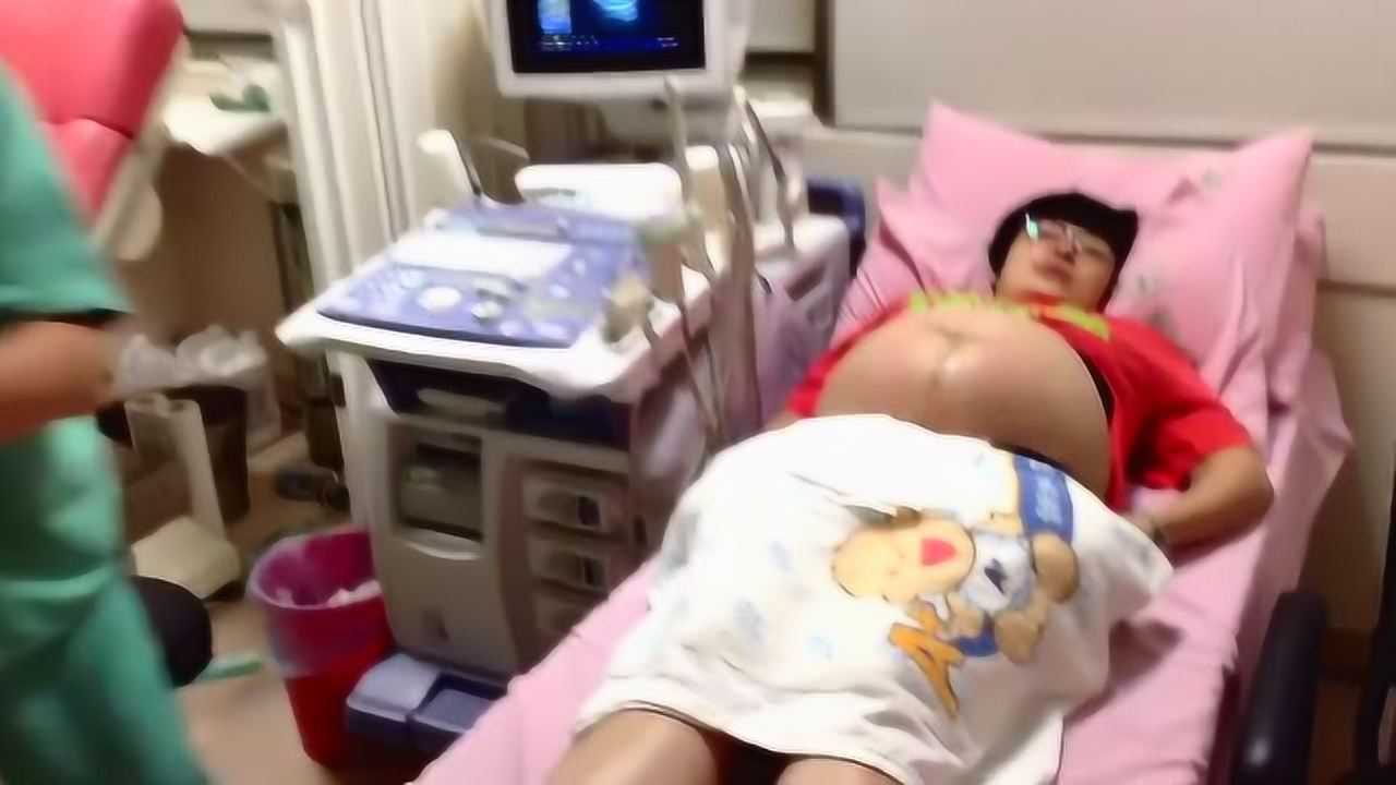 医生帮助孕妇做产前检查，看着就心疼！_高清
