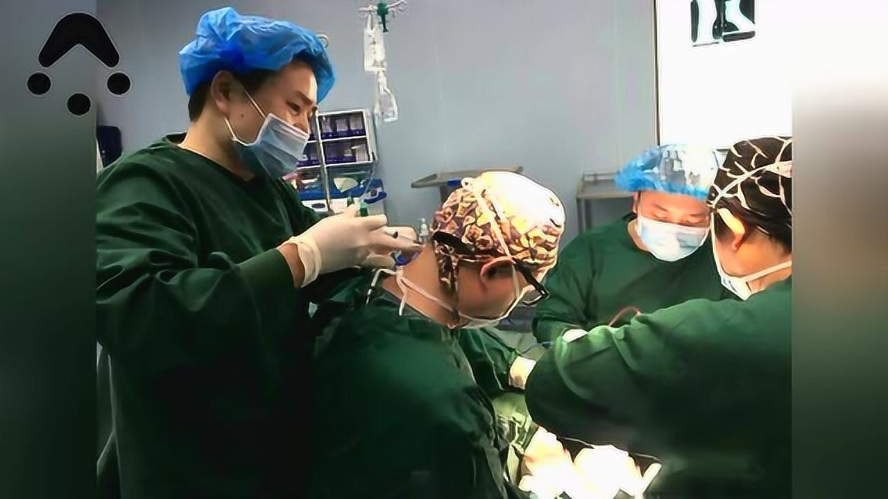 医生边打针边忍痛做手术画面走红