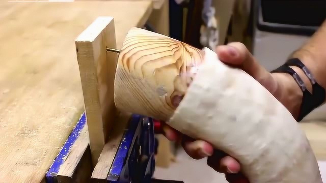 小哥用胶水制作的牛角杯大口大口喝啤酒,你敢吗?