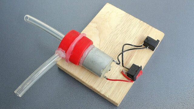 用木板和小马达自制微型水泵压力还不错看看他是怎么做的