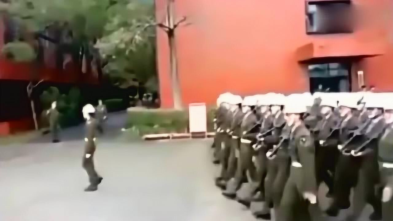 台湾宪兵队阅兵，步伐走得凌乱不堪，这到底受过训练没有？_高清1080P在线观看平台_腾讯视频