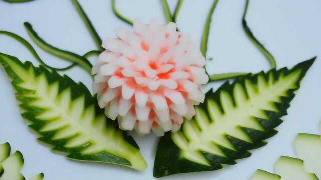 水果拼盘外国雕花大师制作漂亮的黄瓜水果拼盘