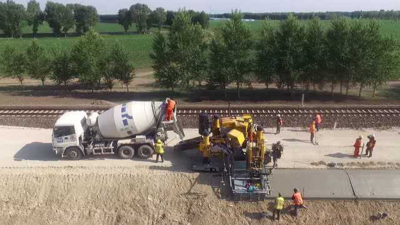 铁路混凝土路肩滑模摊铺施工技术研究_高清