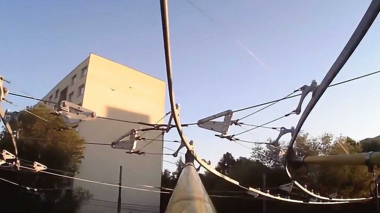 实拍无轨电车在运行时车顶的受电杆是如何运动的