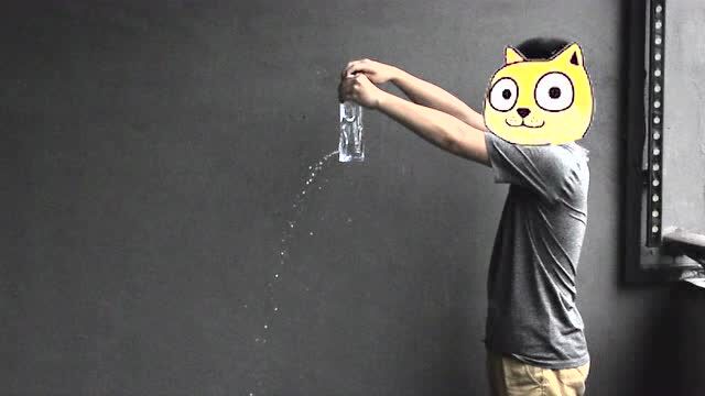 科学实验:用水瓶就能做一个简单的失重实验_腾讯视频