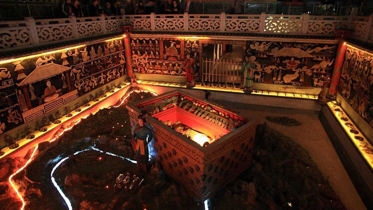 秦始皇陵地宫中的万吨水银是怎么放进去的现在还存在吗