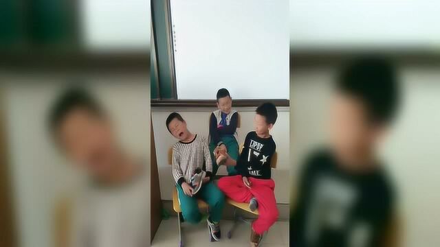 男童在课堂上脱鞋下一幕把所有人都看傻眼了