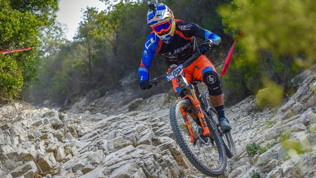 第一视角的红牛山地车速降路况崎岖不平颠簸到怀疑人生