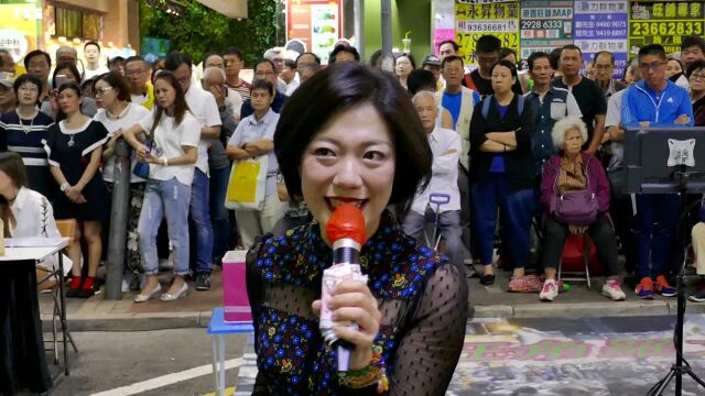 街头艺人小龙女演唱邓丽君歌曲甜蜜蜜旁边的路人才是亮点
