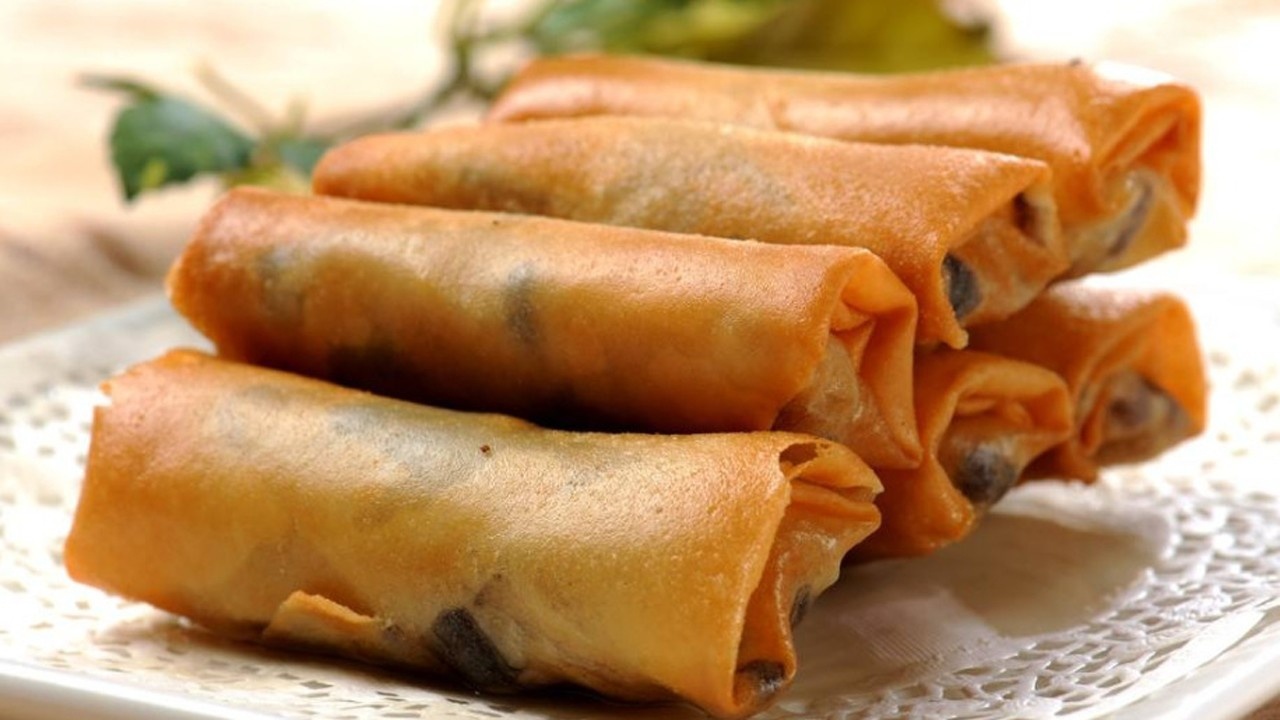 在家做豆沙春卷,做出了小时候的味道,好怀念,一大盘都不够吃吃!