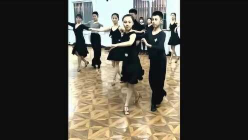 中学生跳拉丁舞，妹子咱能不能把辫子盘上 旁边小哥都被你扇蒙了！ - 腾讯视频