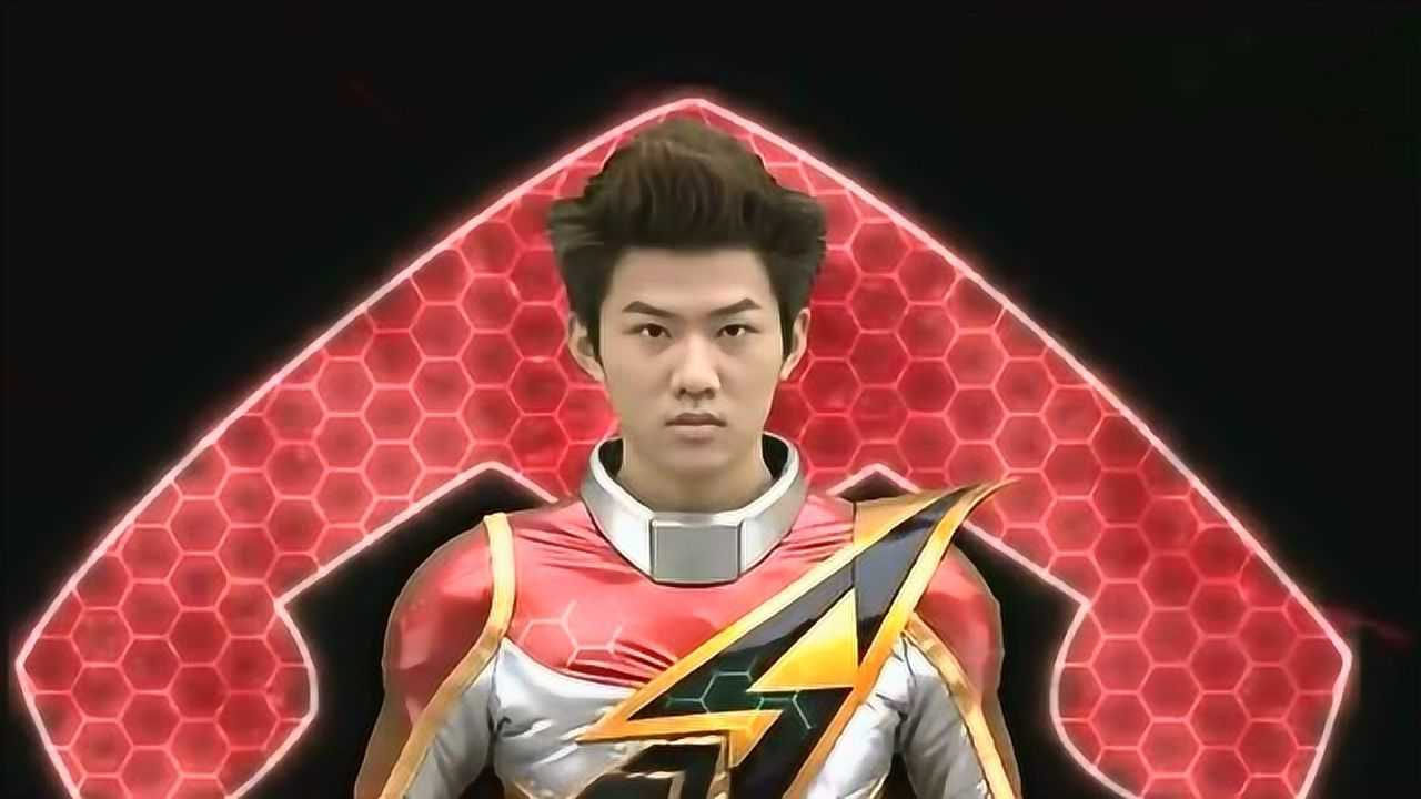 巨神战击队:火战卫不畏危险,成功变身超星战卫