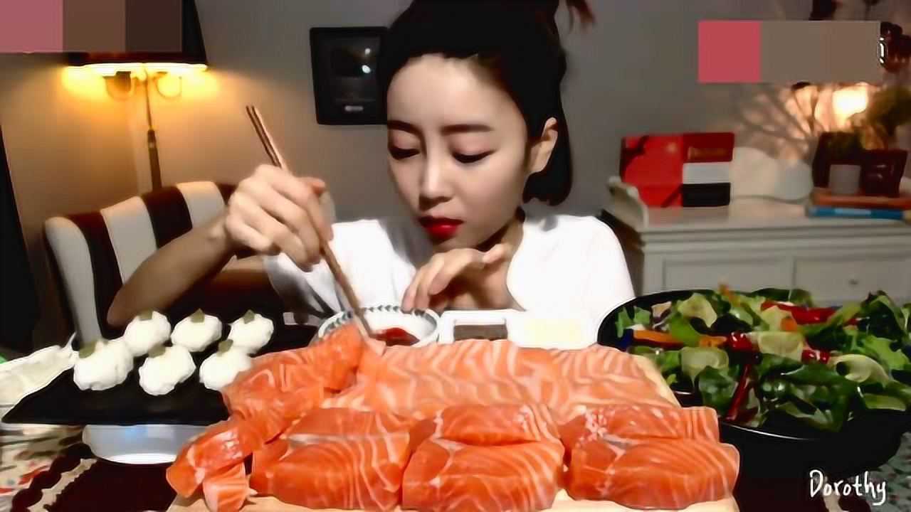 韩国大胃王欧尼吃超多三文鱼寿司蔬菜沙拉好吃
