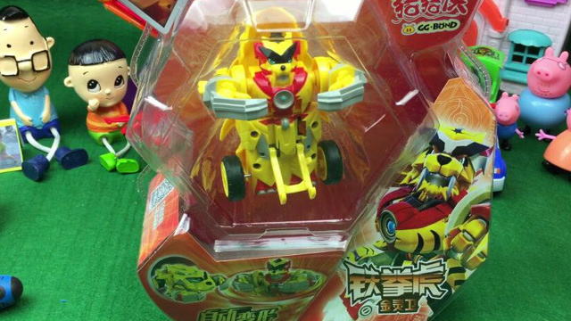 小猪佩奇和大头儿子玩猪猪侠铁拳虎变形玩具