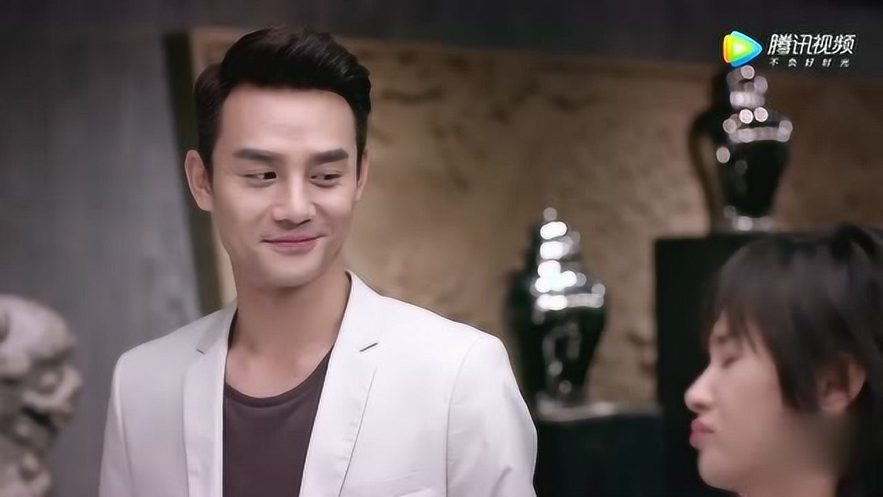 曲筱绡前一秒还在装乖巧下一秒就动手打赵启平赵启平笑的不行