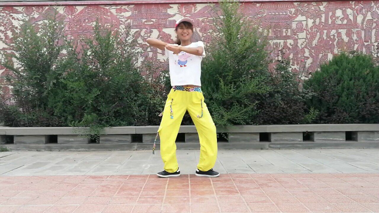 鬼步舞《毛毛虫之恋》小姑娘跳的太好看了_腾讯视频