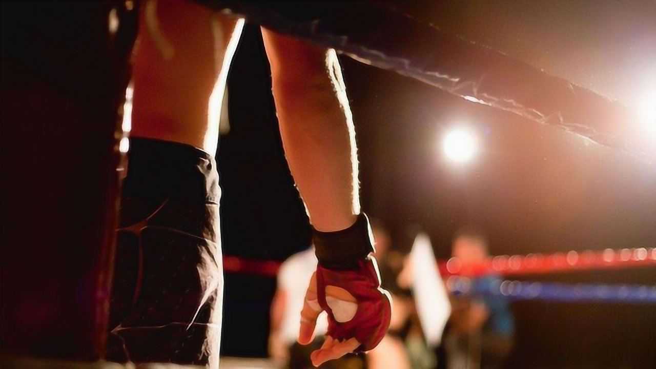 拳击比赛选手朝对方进攻猛踢两脚自己直接倒地被自己ko