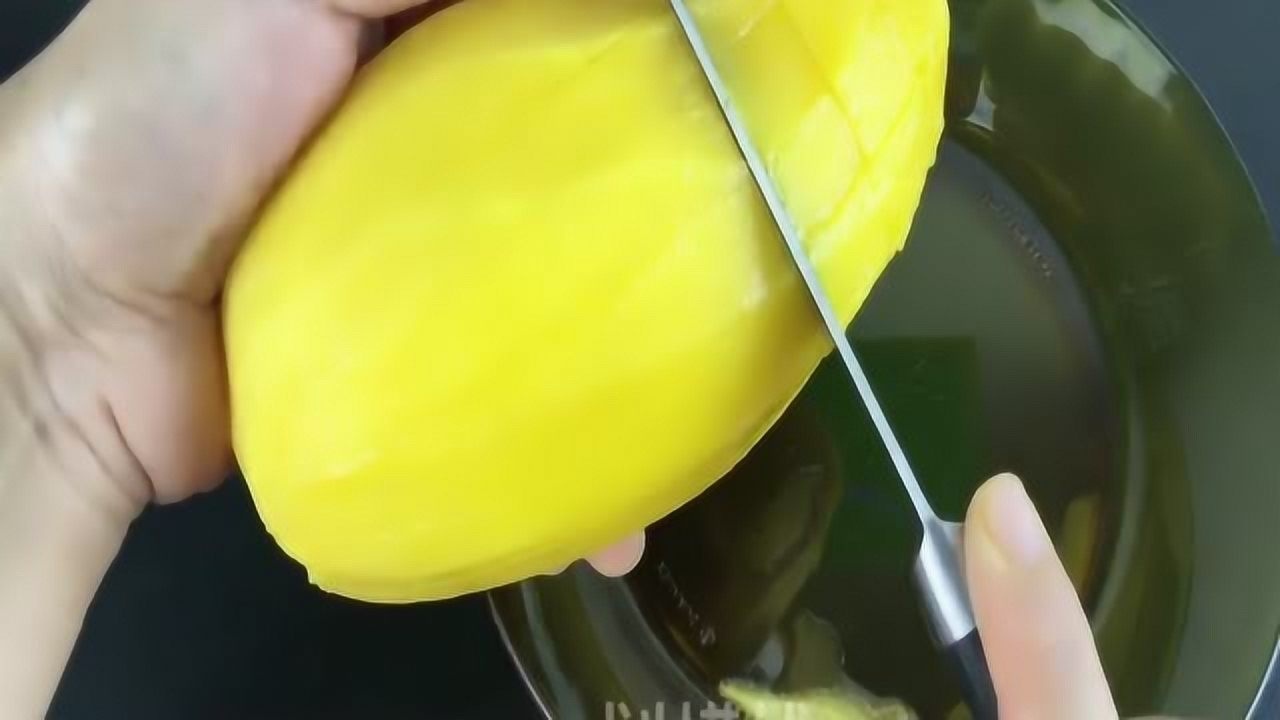 芒果去皮去核这么简单轻松剥出芒果肉以前20几年都不知道