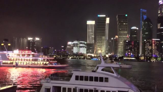 黄浦江夜游,漂亮的灯光把游船装扮的绚丽多彩