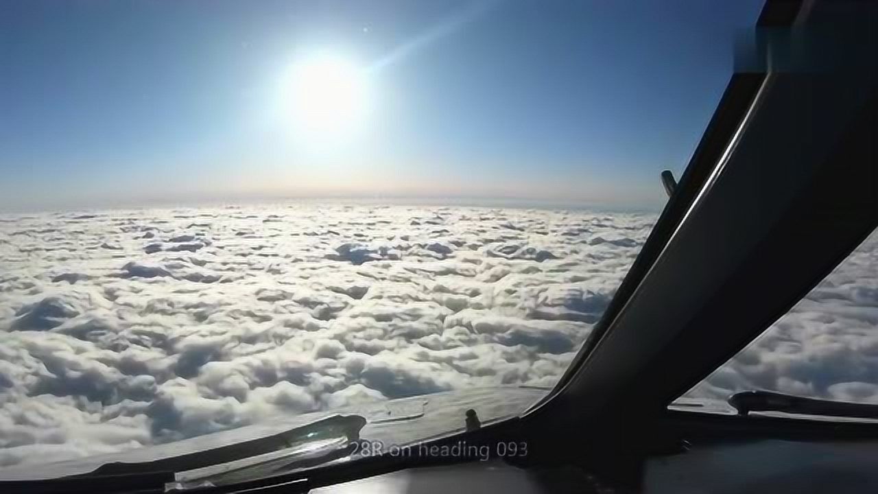 飞机进入平流层,翱翔在云海之上,景色美不胜收