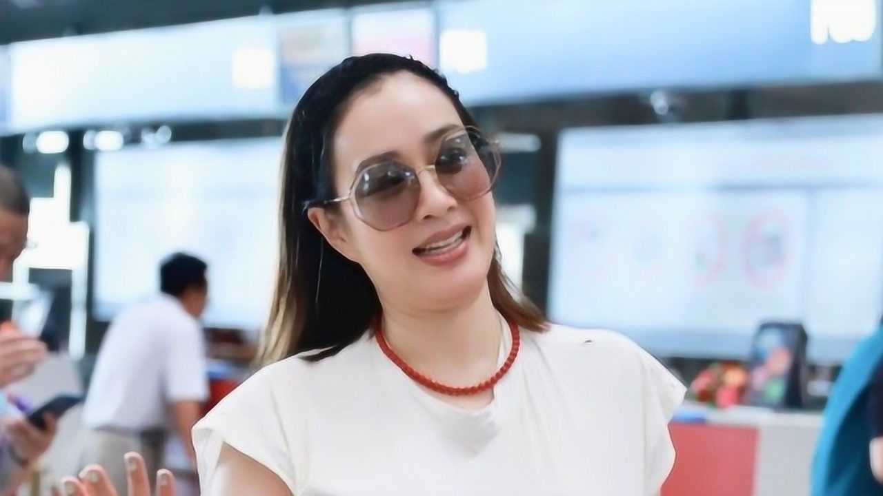 钟丽缇肿么胖成了这样束腰太紧露出双下巴