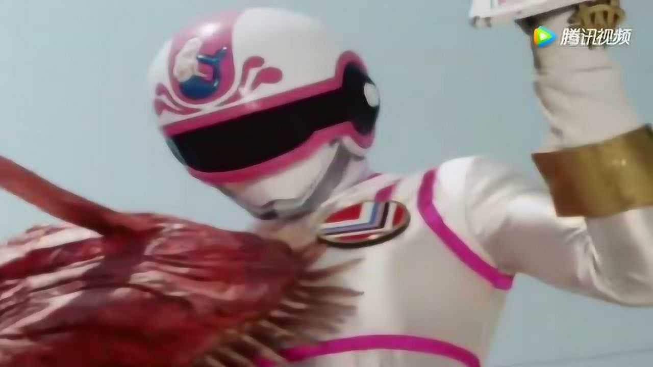 超级战队粉红战士被小怪兽咬住不放