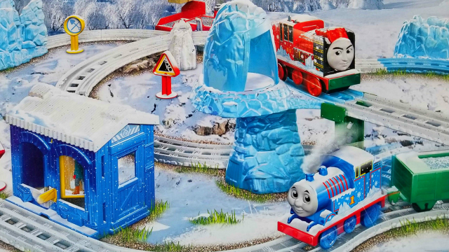 冰天雪地之托马斯勇宝玩具小火车开箱 搭建铁路试跑