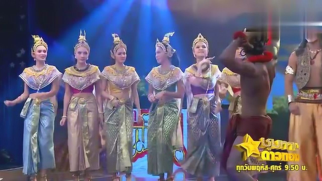 泰国神剧金螺众公主携驸马上综艺唱歌虐小黑