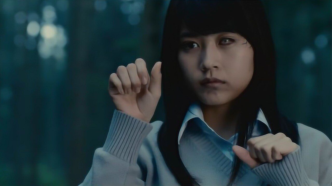 小姐姐被丧尸咬到,只有一只眼睛被感染,发生了奇怪的变异