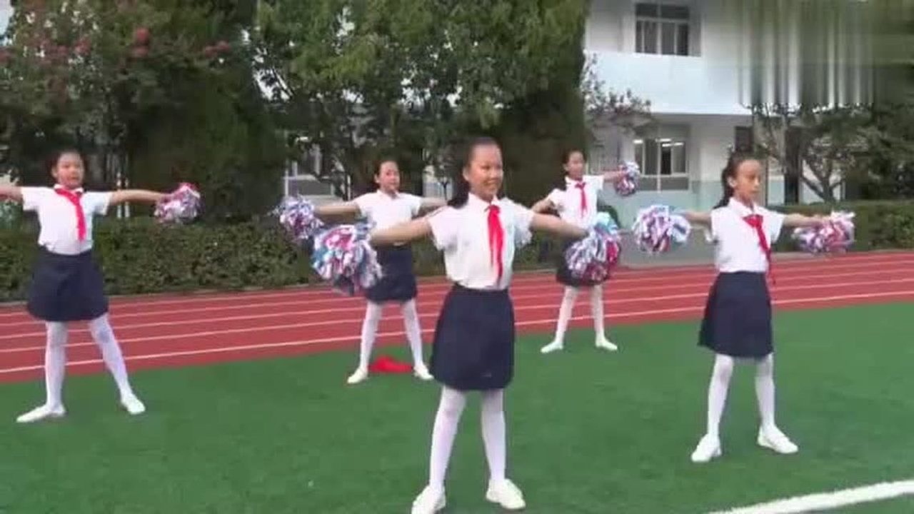 白丝小学生在操场上练舞，舞姿精彩迷人！_腾讯视频