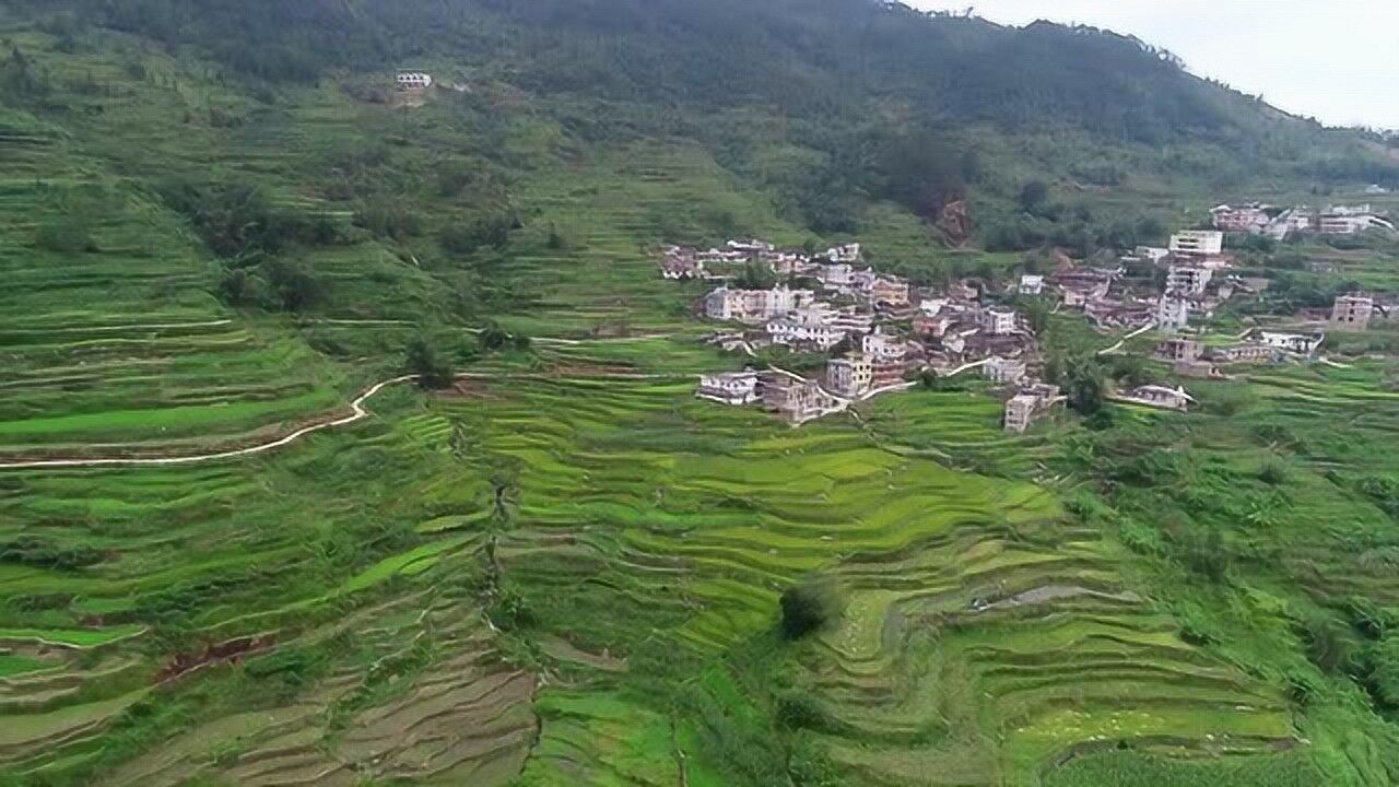 航拍广西容县黎村镇太和村梯田