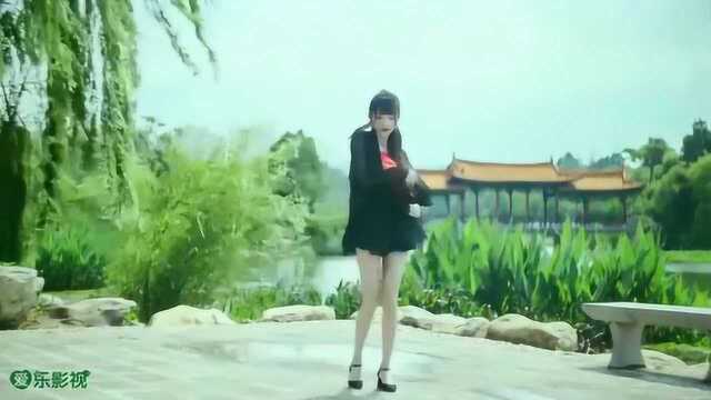 美女穿红肚兜跳舞,太美啦!