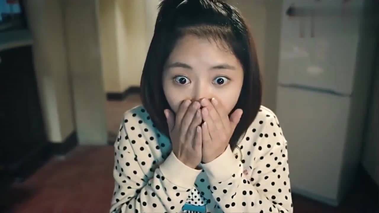 耿耿用电脑看电影弟弟突然出现了尴尬了