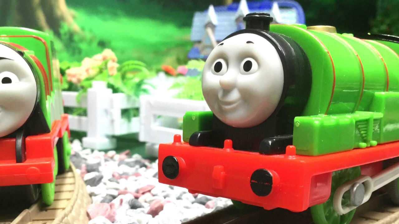 《玩具》奇趣蛋视频 亨利小火车开太快冲出轨道 培西托马斯和他的朋友