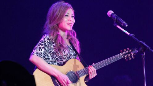 蔡健雅现场演唱《红色高跟鞋》弹着吉他的Tanya太帅了！