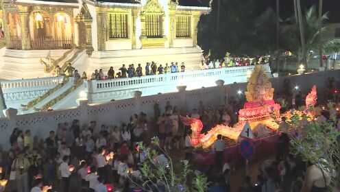 （电视通稿·海外·社会）老挝琅勃拉邦举行灯船游行活动