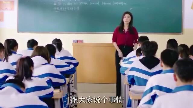 学生在上课的时候打扑克牌,被老师看到后,这做法让你想不到