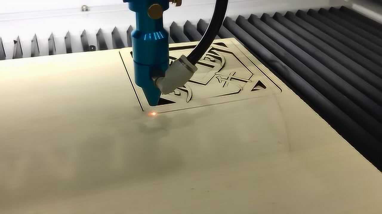 汉牛激光小型激光切割雕刻机ak-5030切割木板_腾讯视频